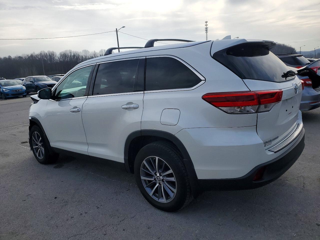 2019 TOYOTA HIGHLANDER SE photo 2