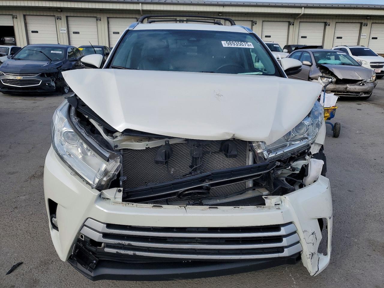 2019 TOYOTA HIGHLANDER SE photo 5