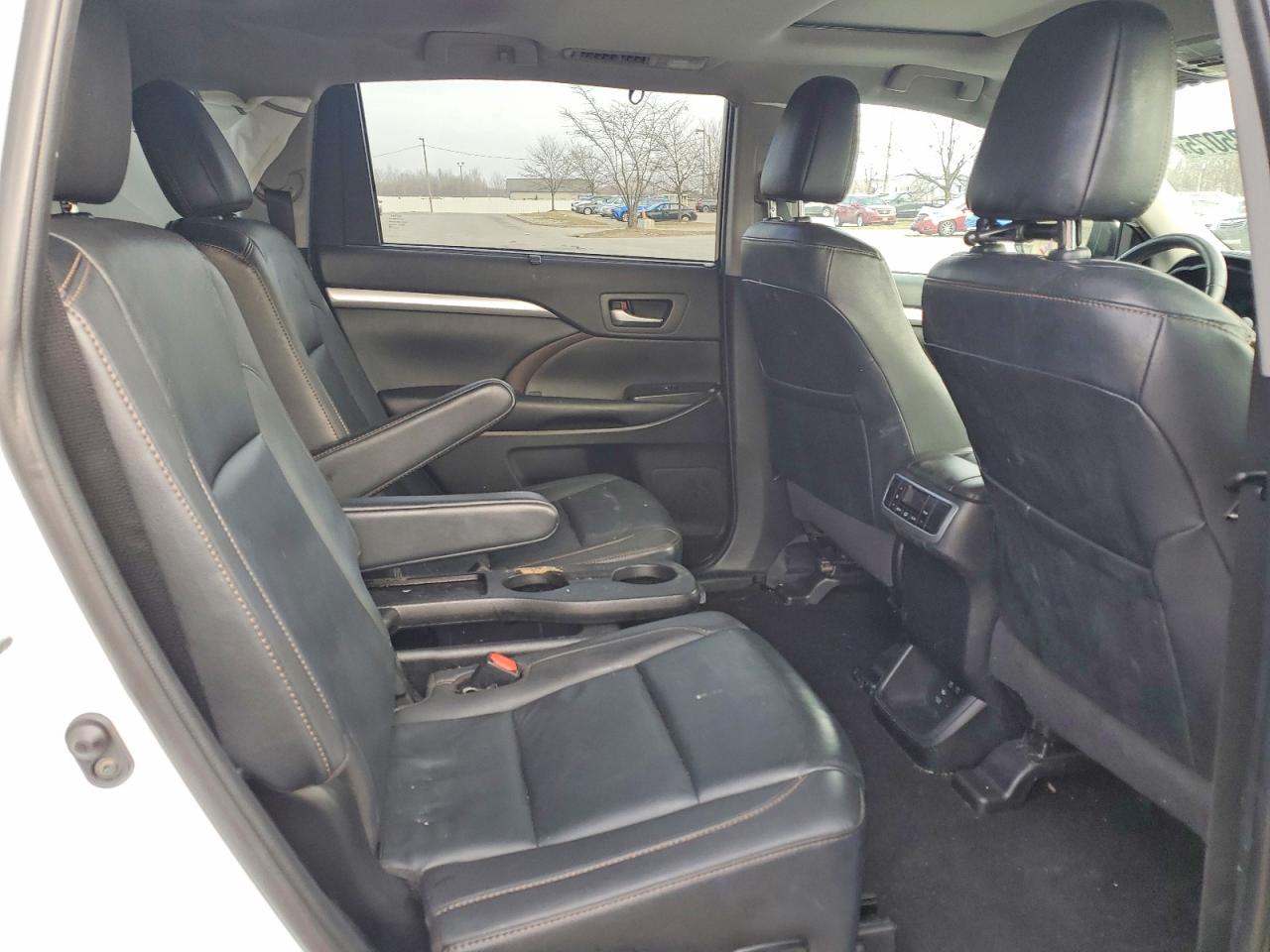 2019 TOYOTA HIGHLANDER SE photo 11
