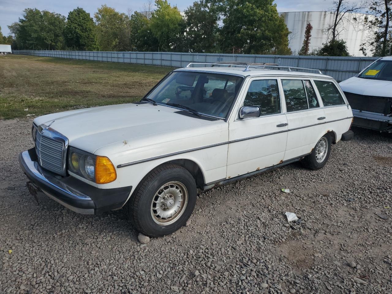 1983 MERCEDES-BENZ 300