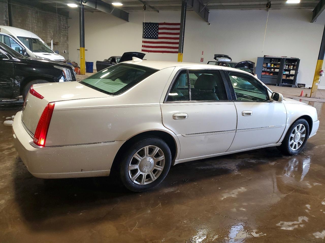 2011 CADILLAC DTS photo 3