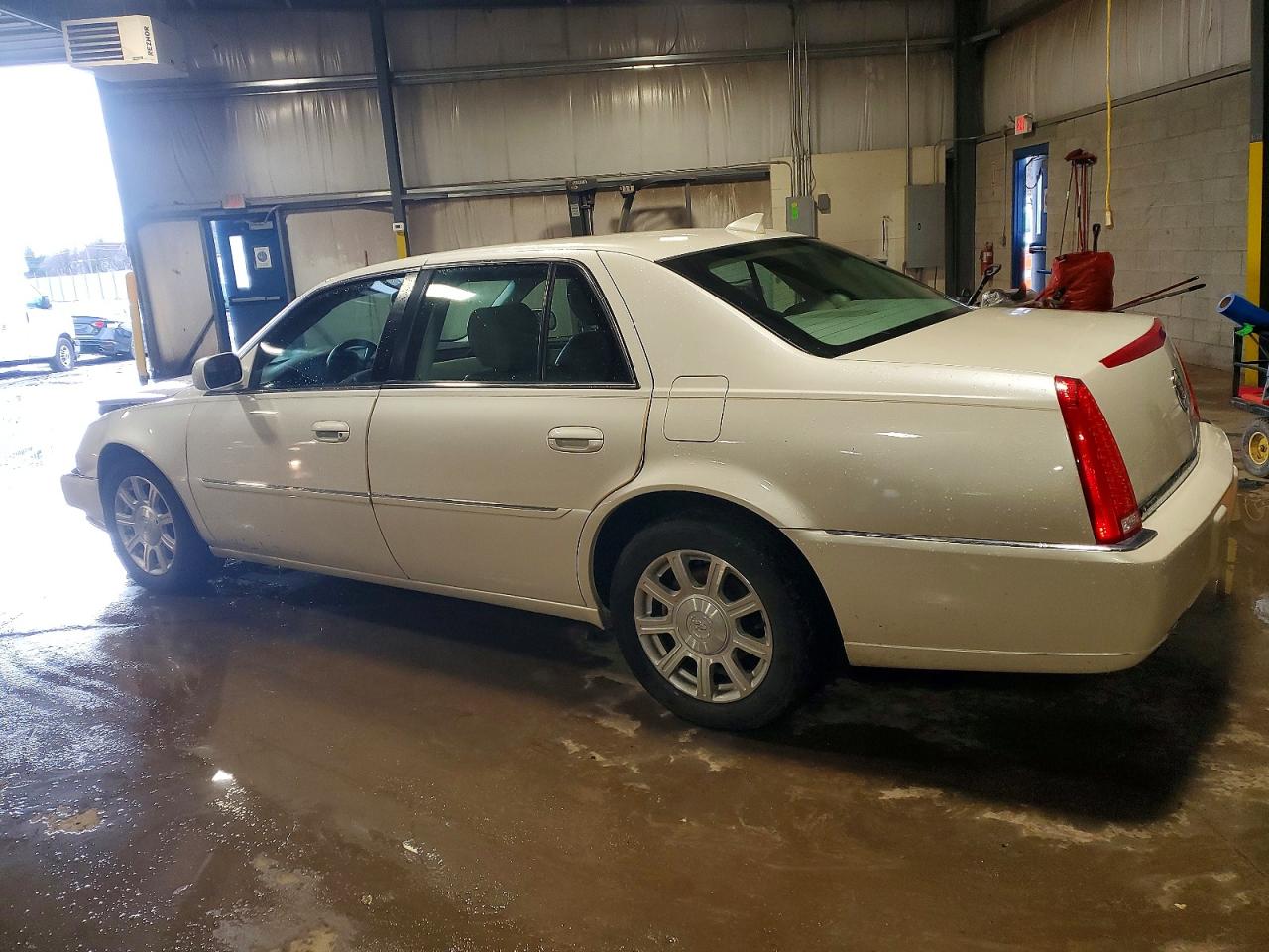 2011 CADILLAC DTS photo 2