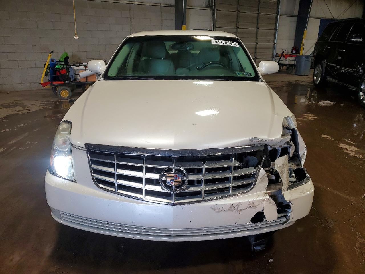 2011 CADILLAC DTS photo 5
