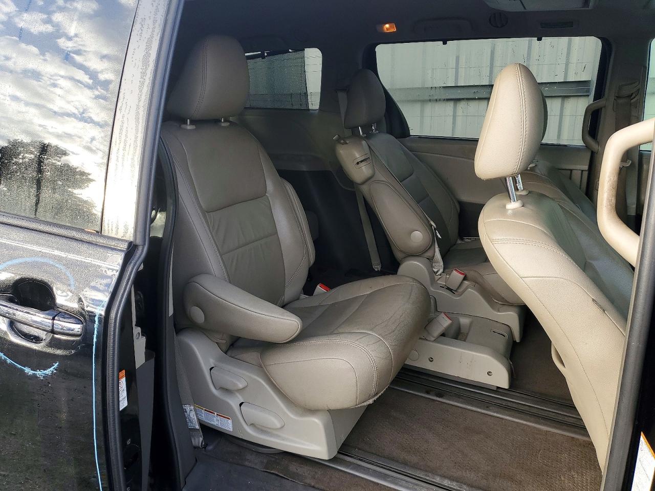 2017 TOYOTA SIENNA XLE PREMIUM 8-PASSENGER photo 11