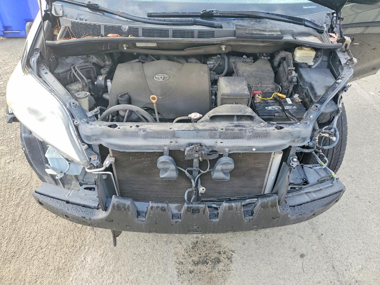 2017 TOYOTA SIENNA XLE PREMIUM 8-PASSENGER photo 12