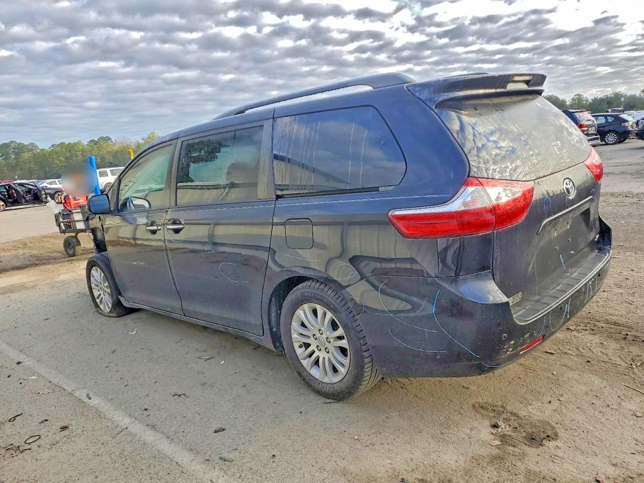 2017 TOYOTA SIENNA XLE PREMIUM 8-PASSENGER photo 2