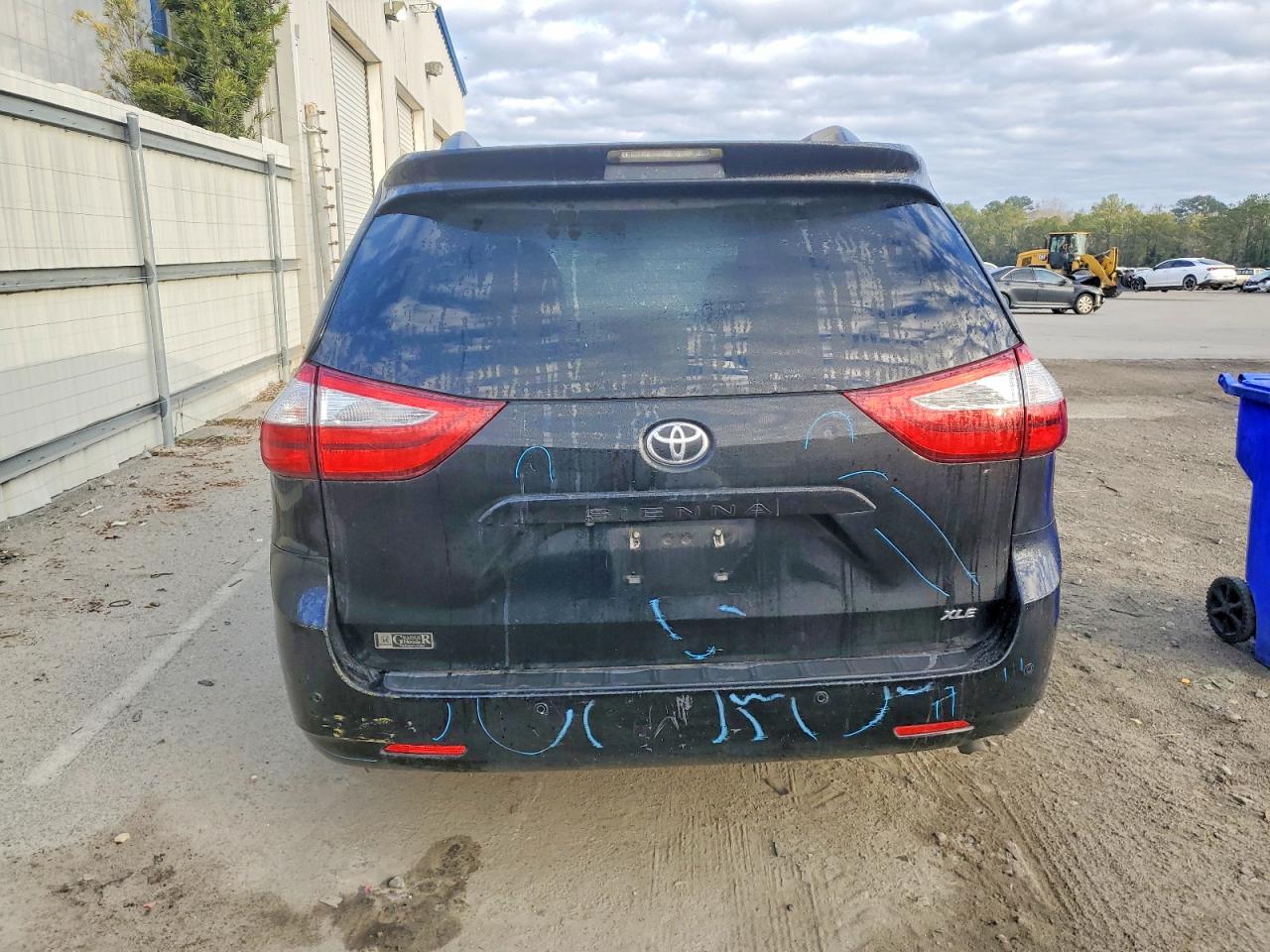 2017 TOYOTA SIENNA XLE PREMIUM 8-PASSENGER photo 6