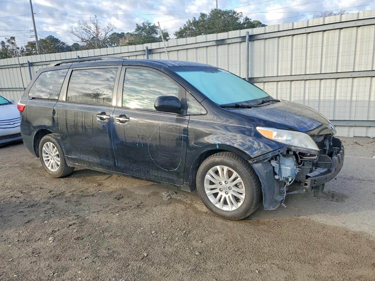 2017 TOYOTA SIENNA XLE PREMIUM 8-PASSENGER photo 4