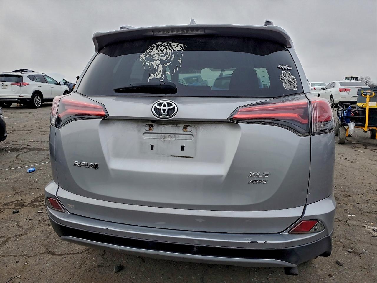 2016 TOYOTA RAV4 XLE photo 6