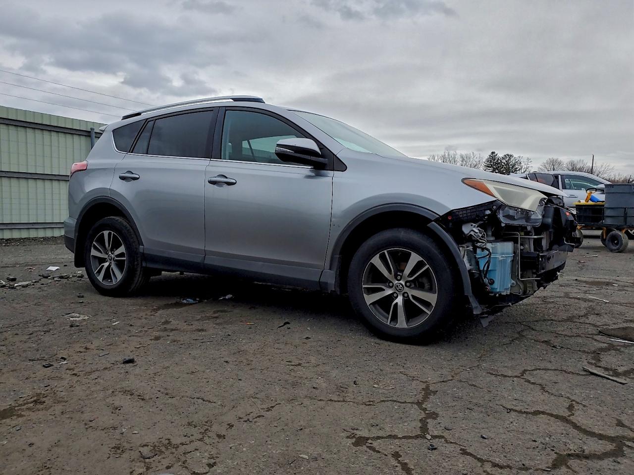 2016 TOYOTA RAV4 XLE photo 4