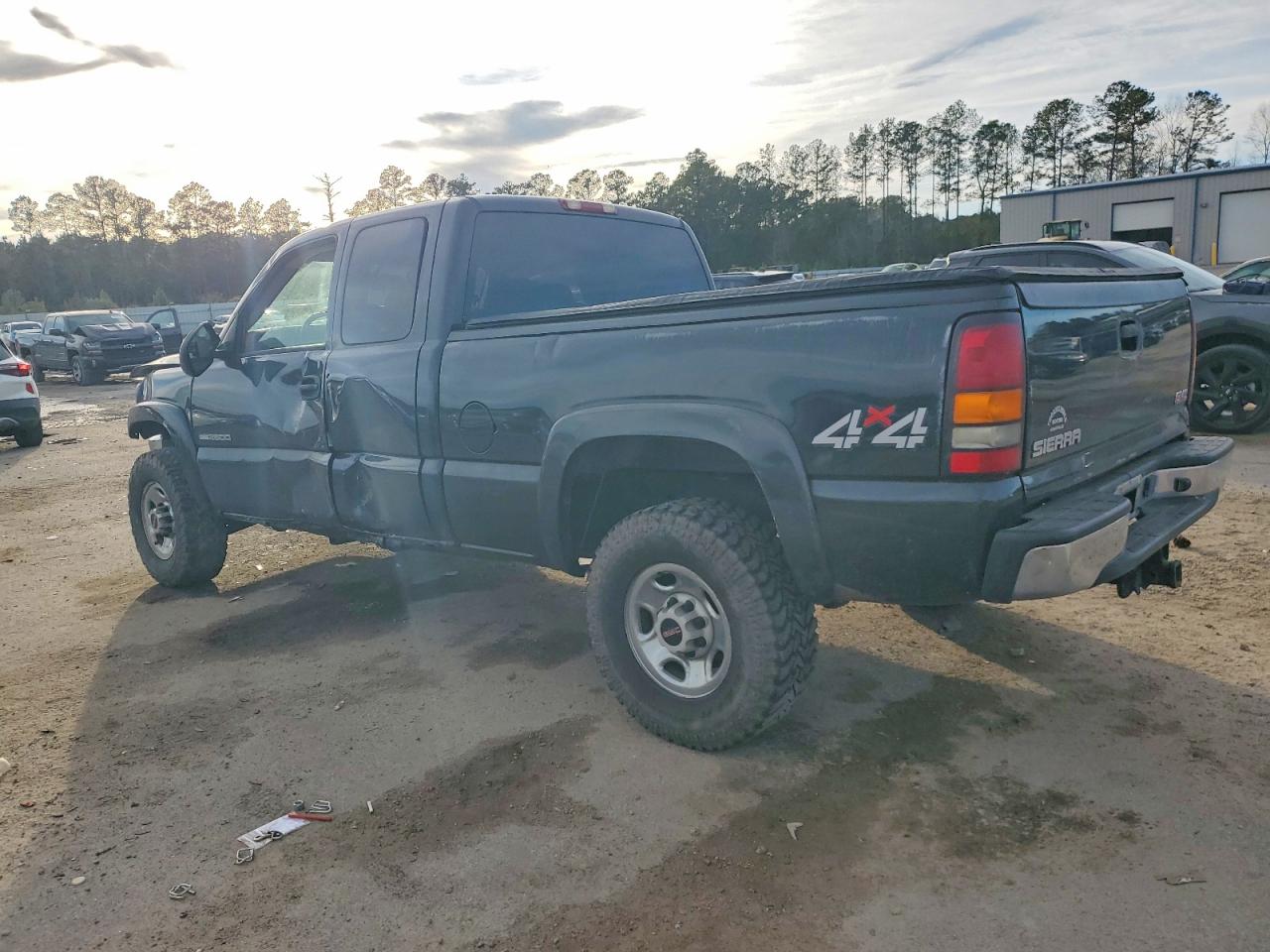 2004 GMC NEW SIERRA K2500 photo 2