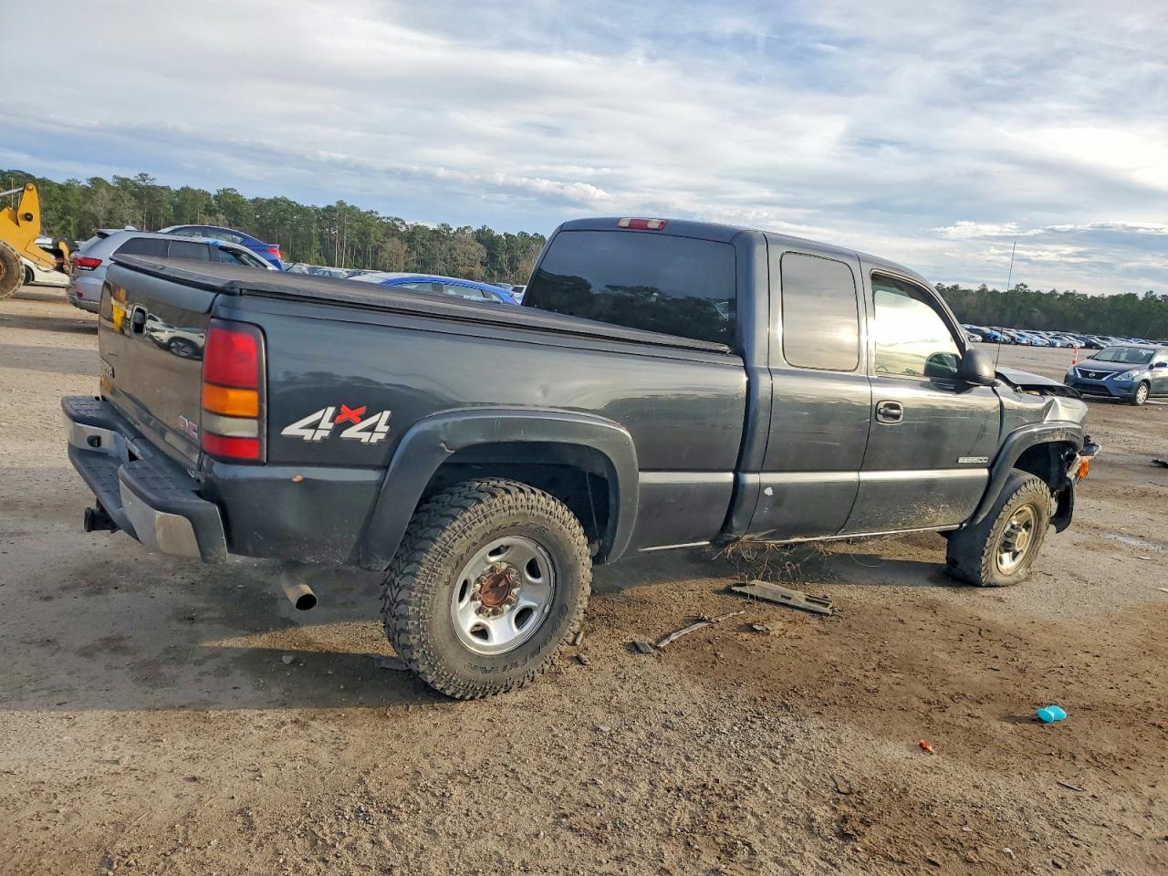 2004 GMC NEW SIERRA K2500 photo 3