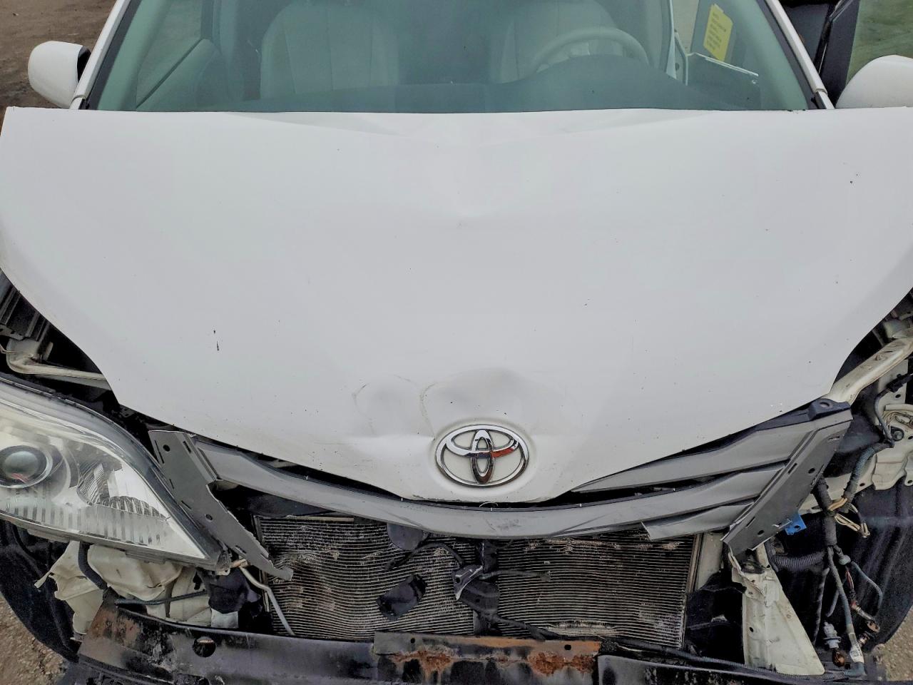 2013 TOYOTA SIENNA XLE photo 12