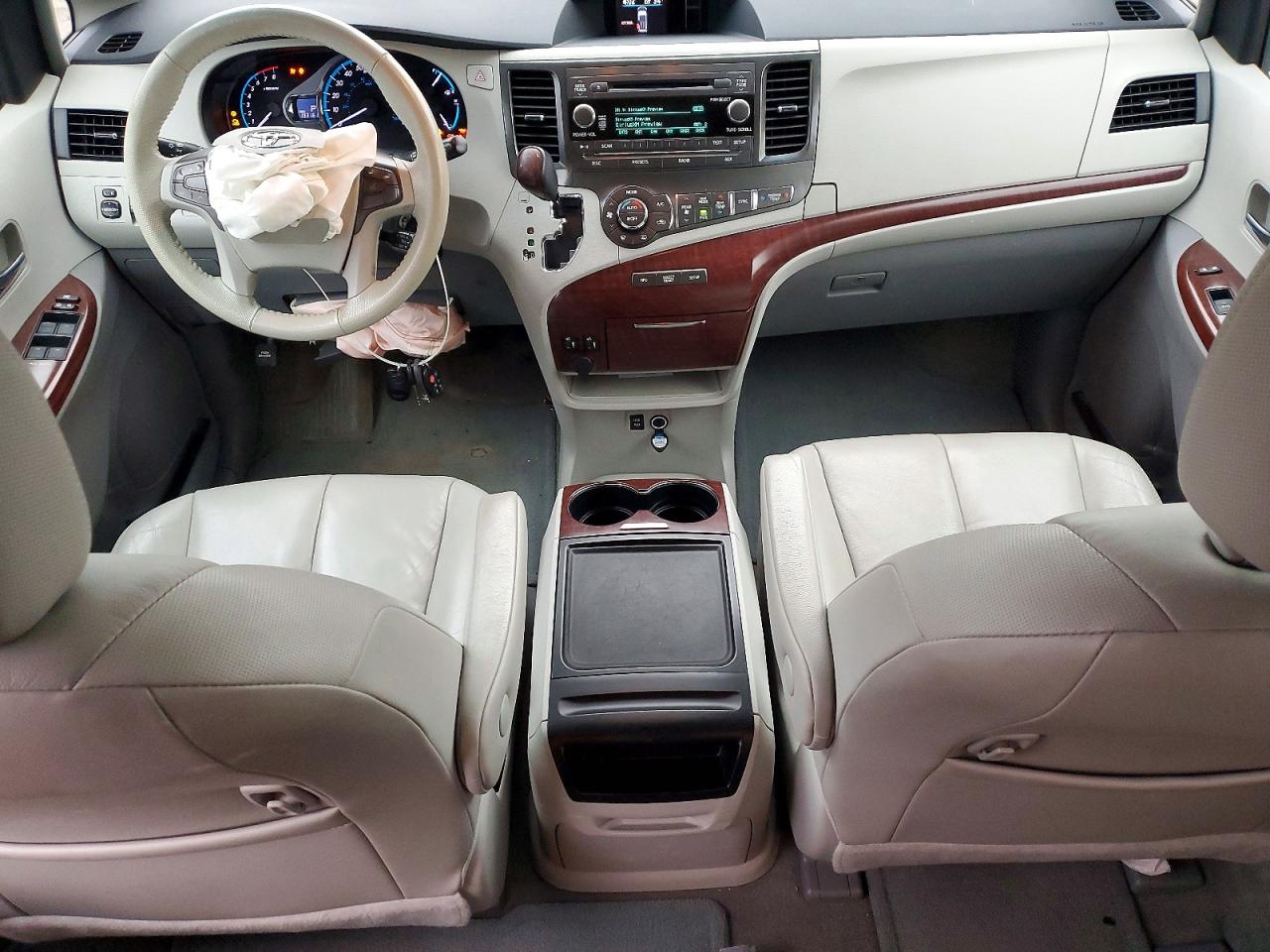 2013 TOYOTA SIENNA XLE photo 8