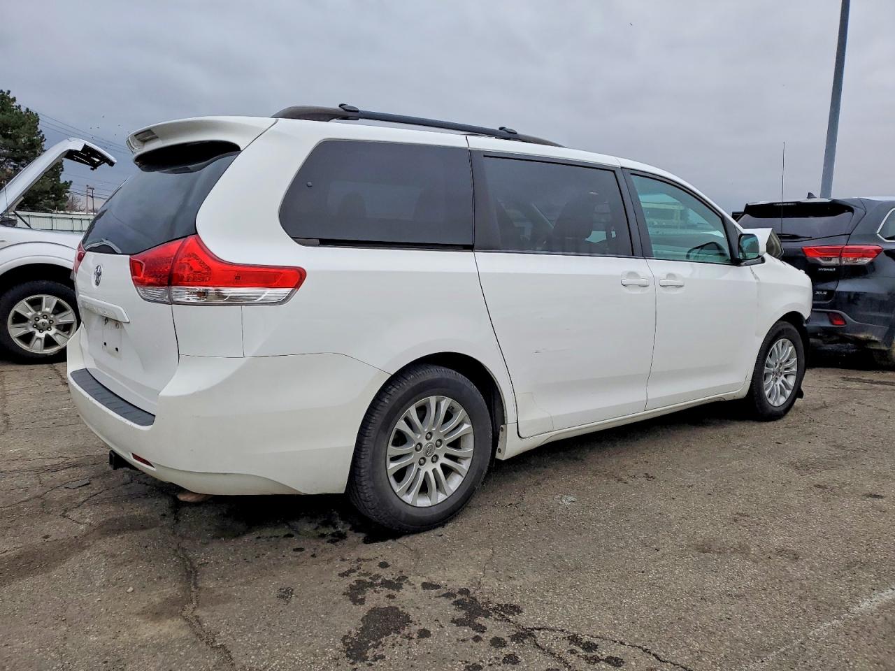 2013 TOYOTA SIENNA XLE photo 3