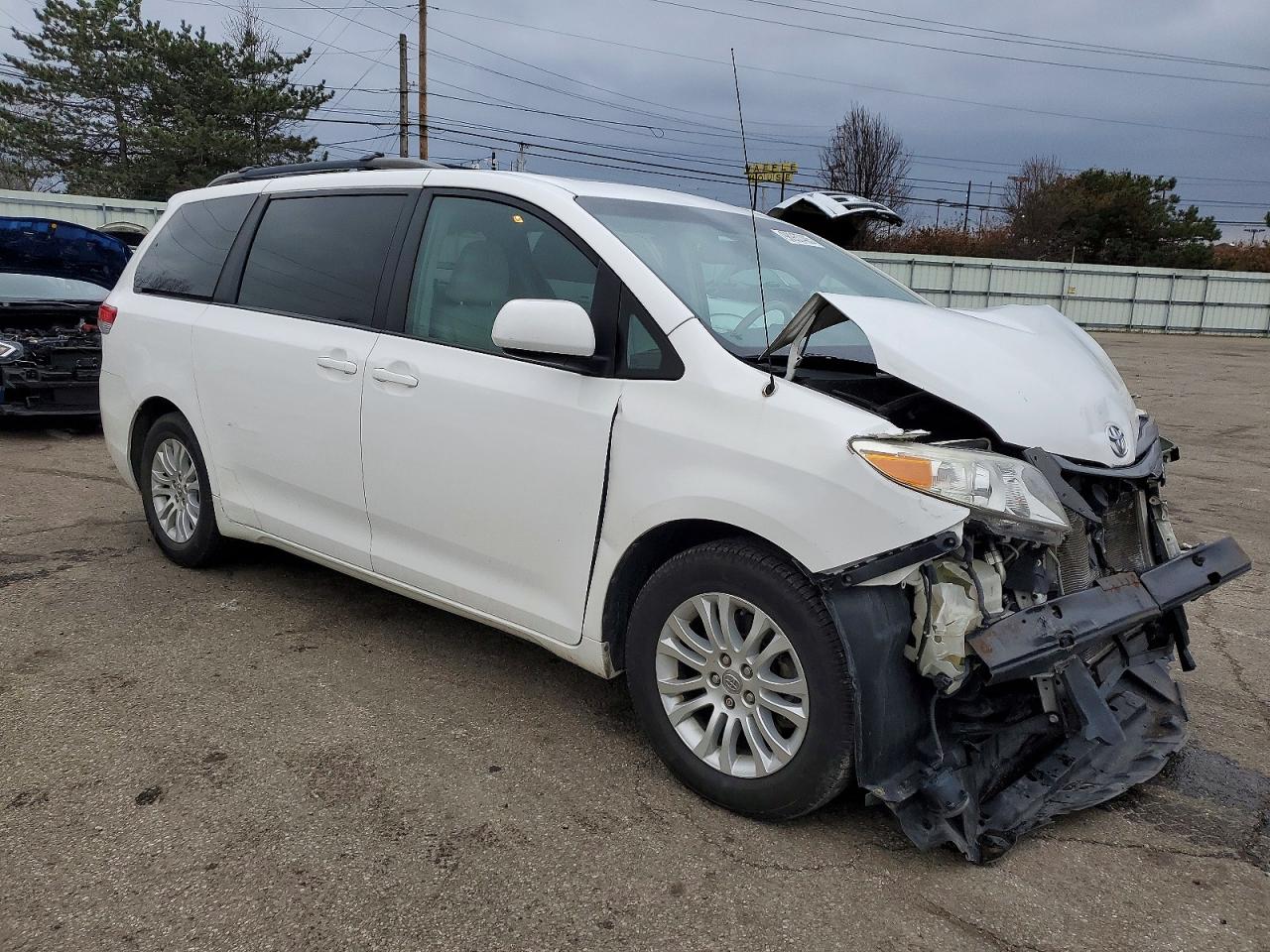 2013 TOYOTA SIENNA XLE photo 4