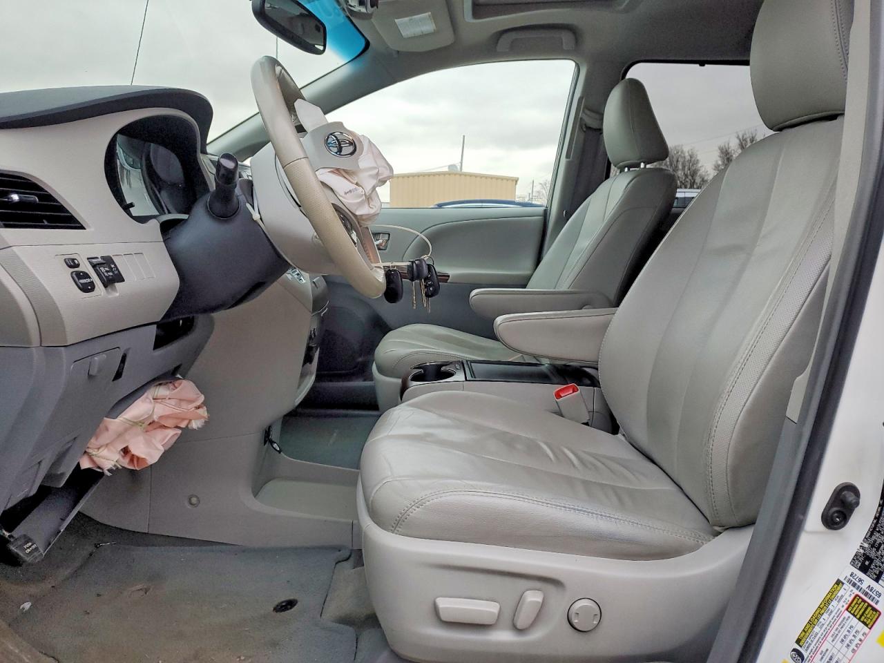 2013 TOYOTA SIENNA XLE photo 7