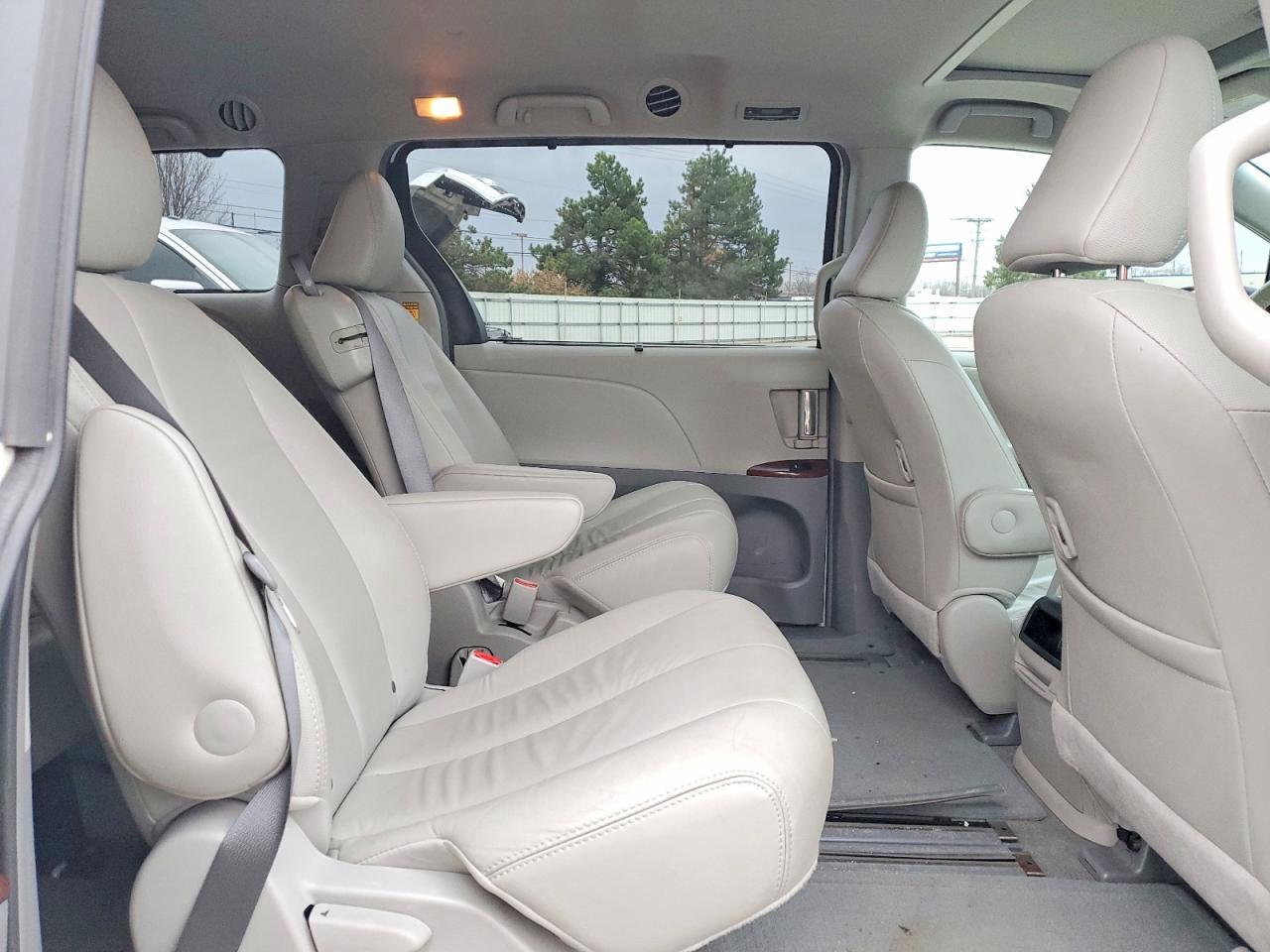 2013 TOYOTA SIENNA XLE photo 11