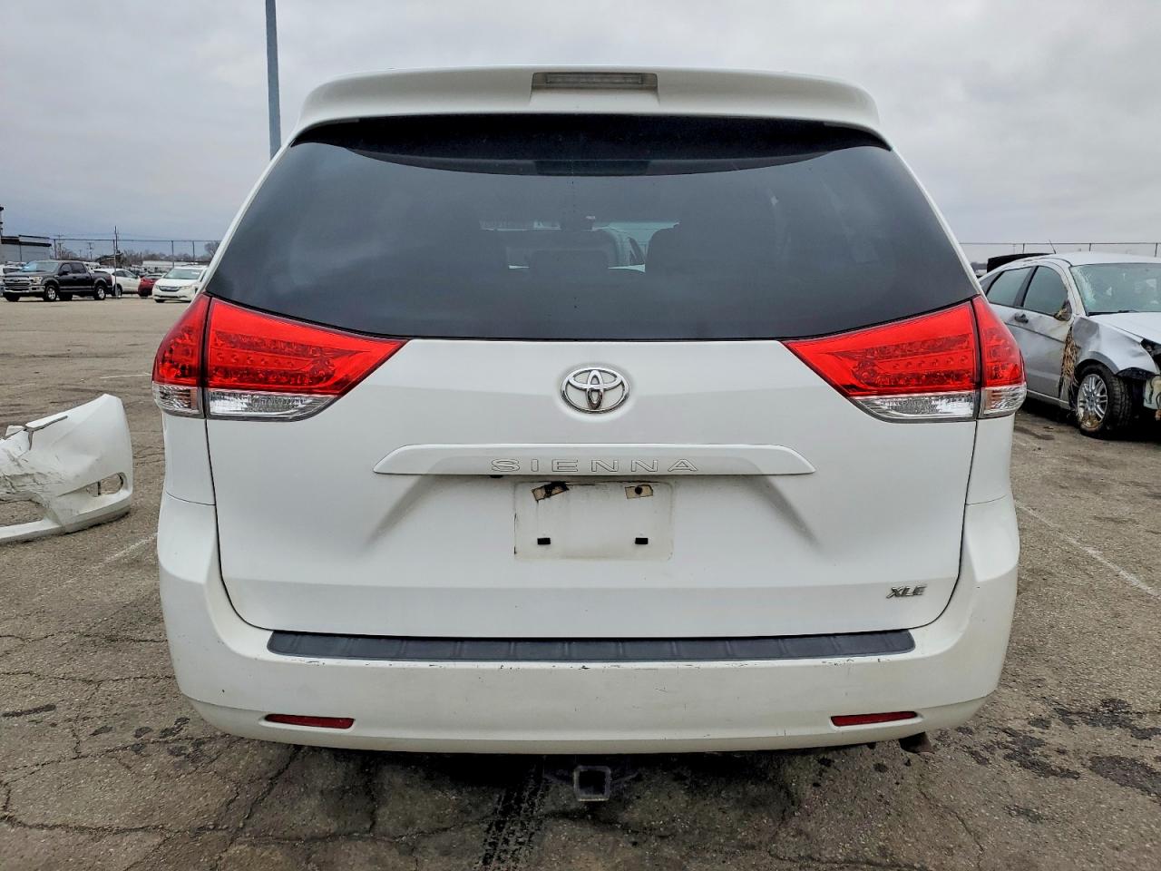 2013 TOYOTA SIENNA XLE photo 6