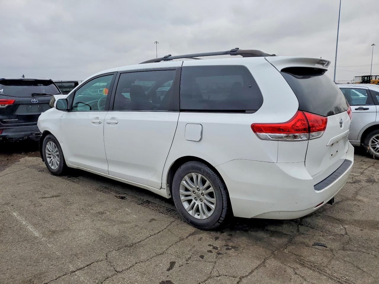 2013 TOYOTA SIENNA XLE photo 2