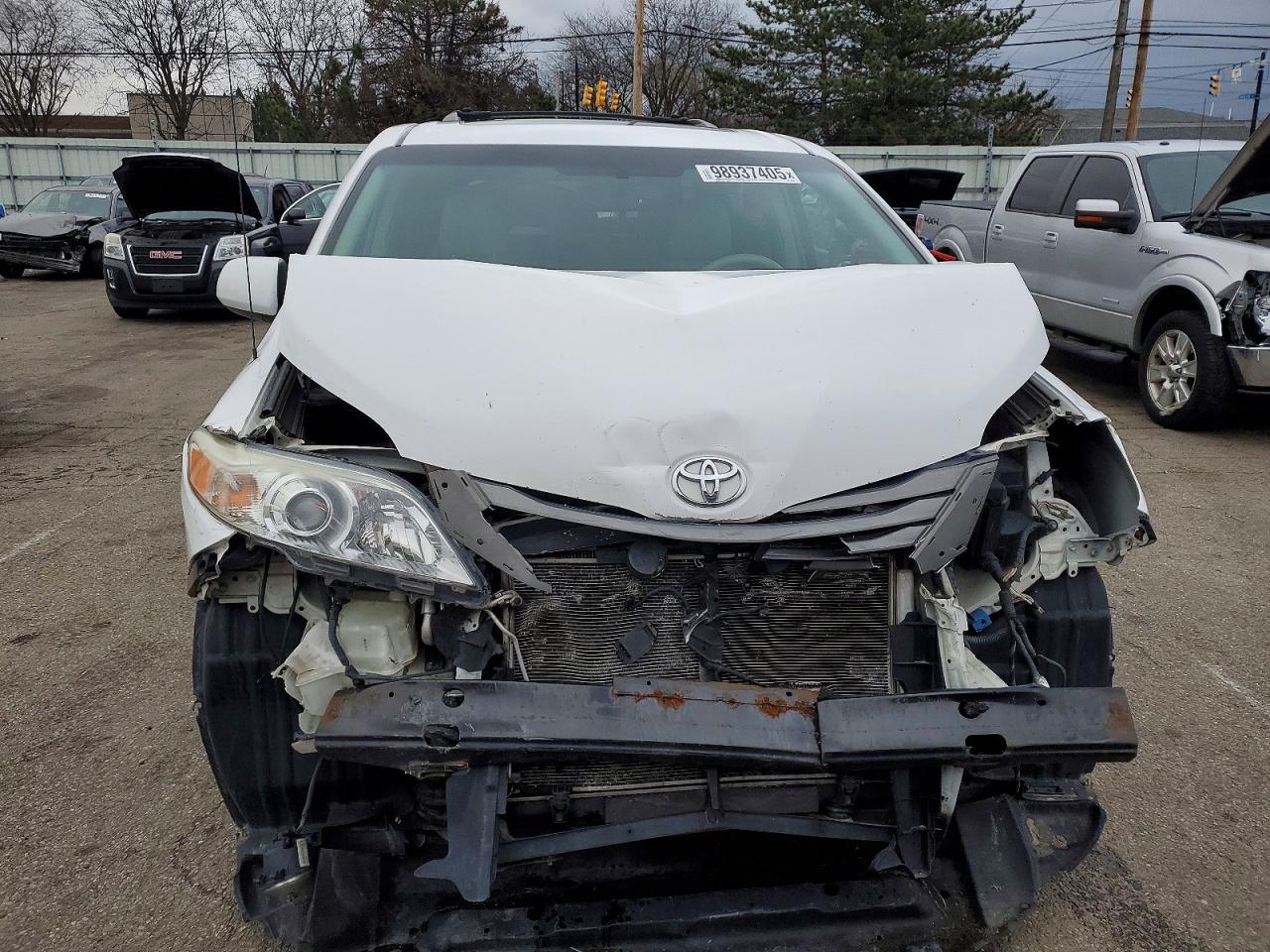 2013 TOYOTA SIENNA XLE photo 5