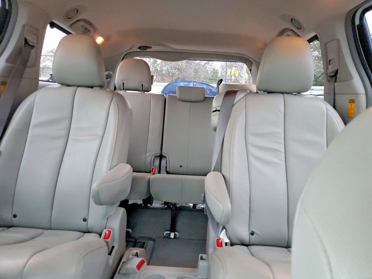 2013 TOYOTA SIENNA XLE photo 10