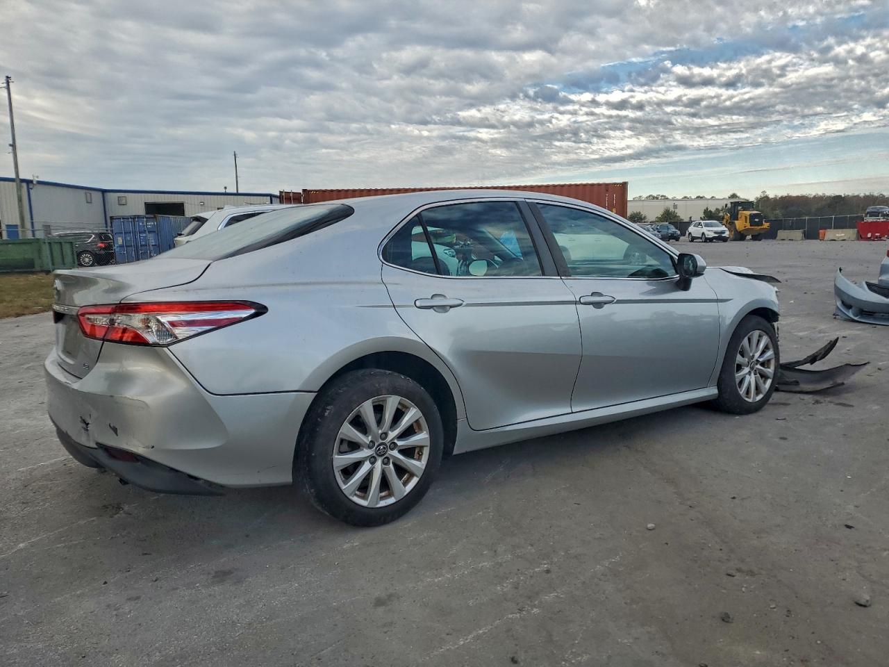 2018 TOYOTA CAMRY L photo 3