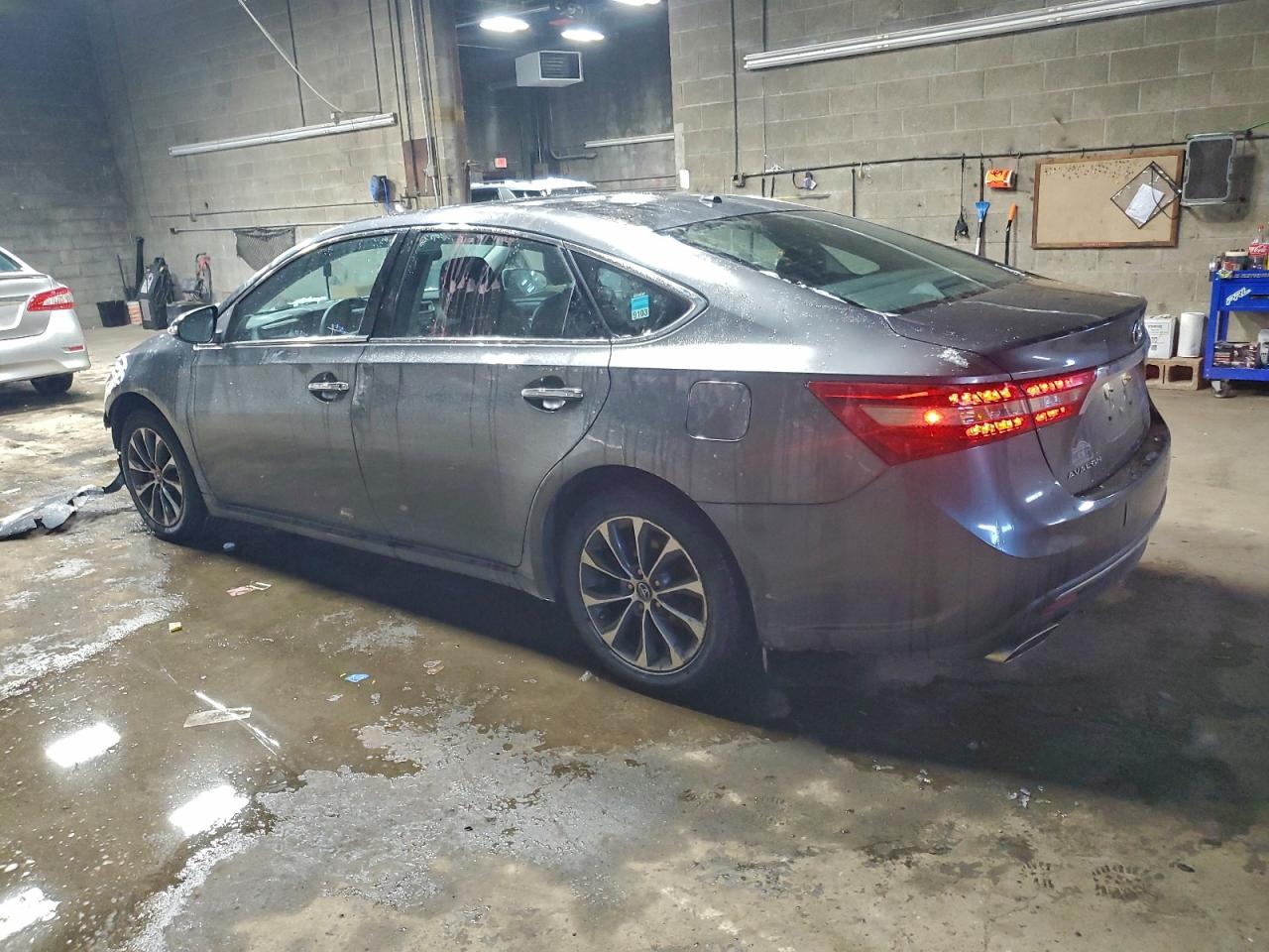 2016 TOYOTA AVALON XLE photo 2