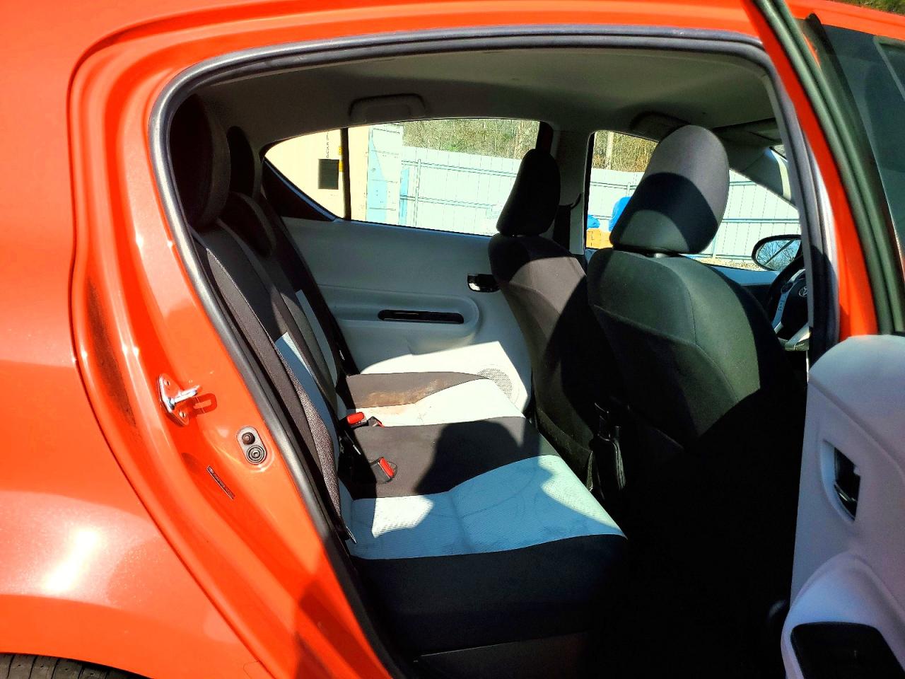 2014 TOYOTA PRIUS C photo 10
