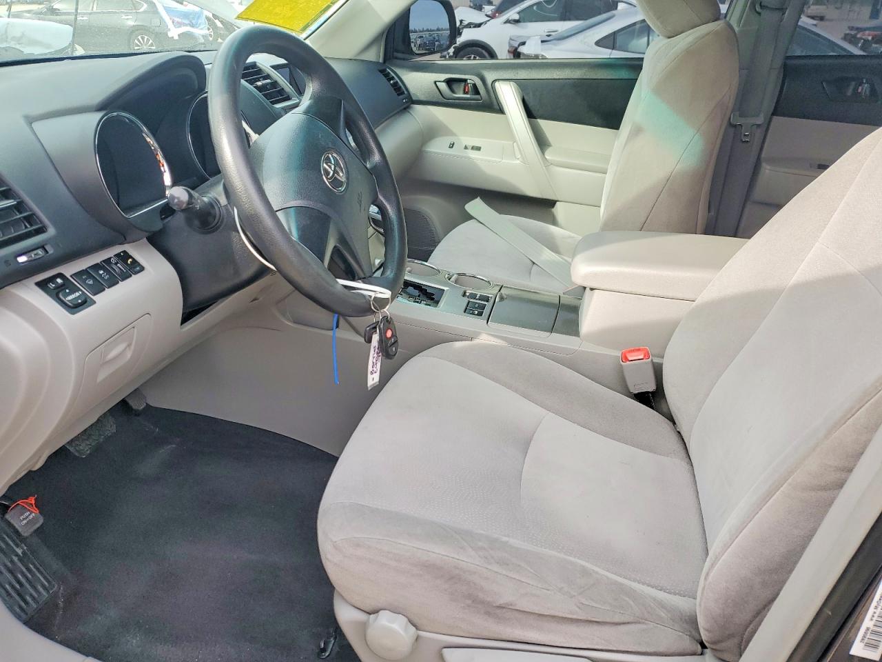 2012 TOYOTA HIGHLANDER BASE photo 13
