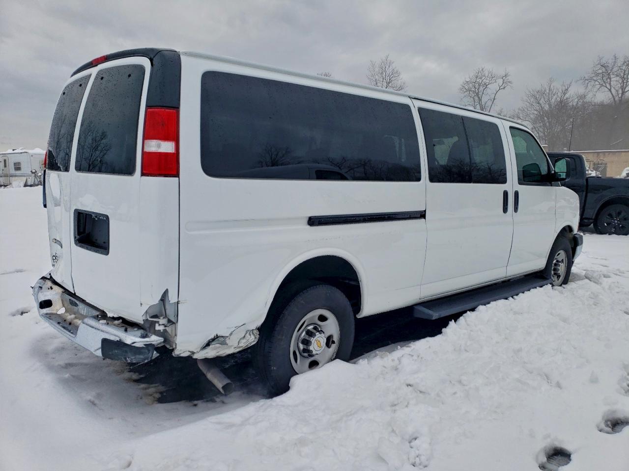 2024 CHEVROLET EXPRESS G3500 LT photo 3