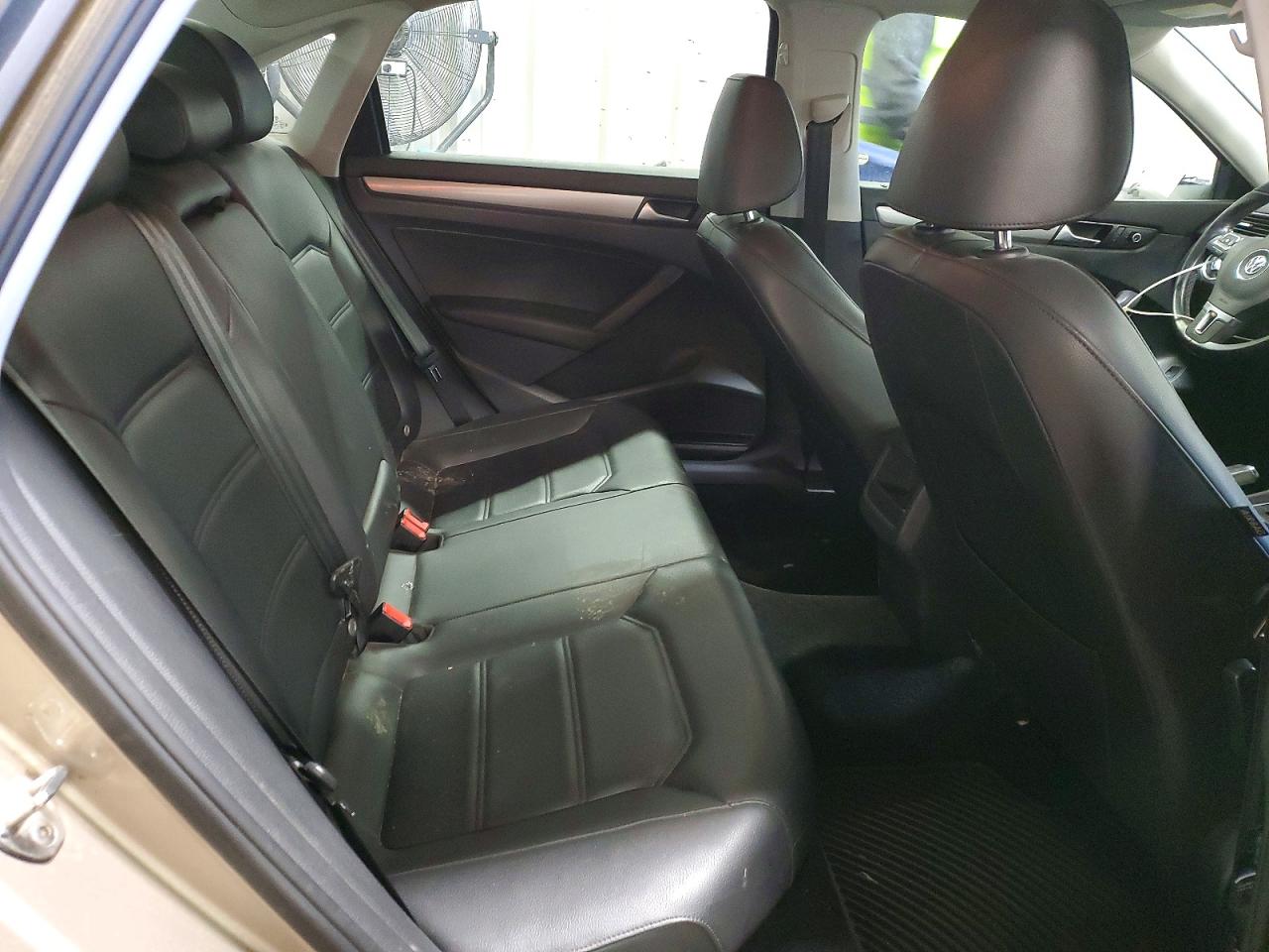 2015 VOLKSWAGEN PASSAT S photo 10