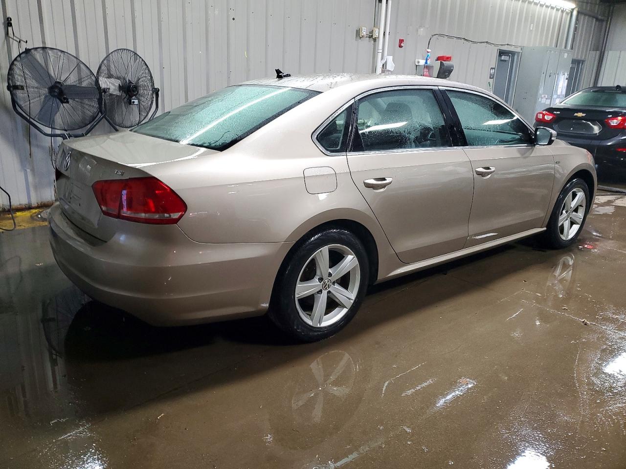2015 VOLKSWAGEN PASSAT S photo 3
