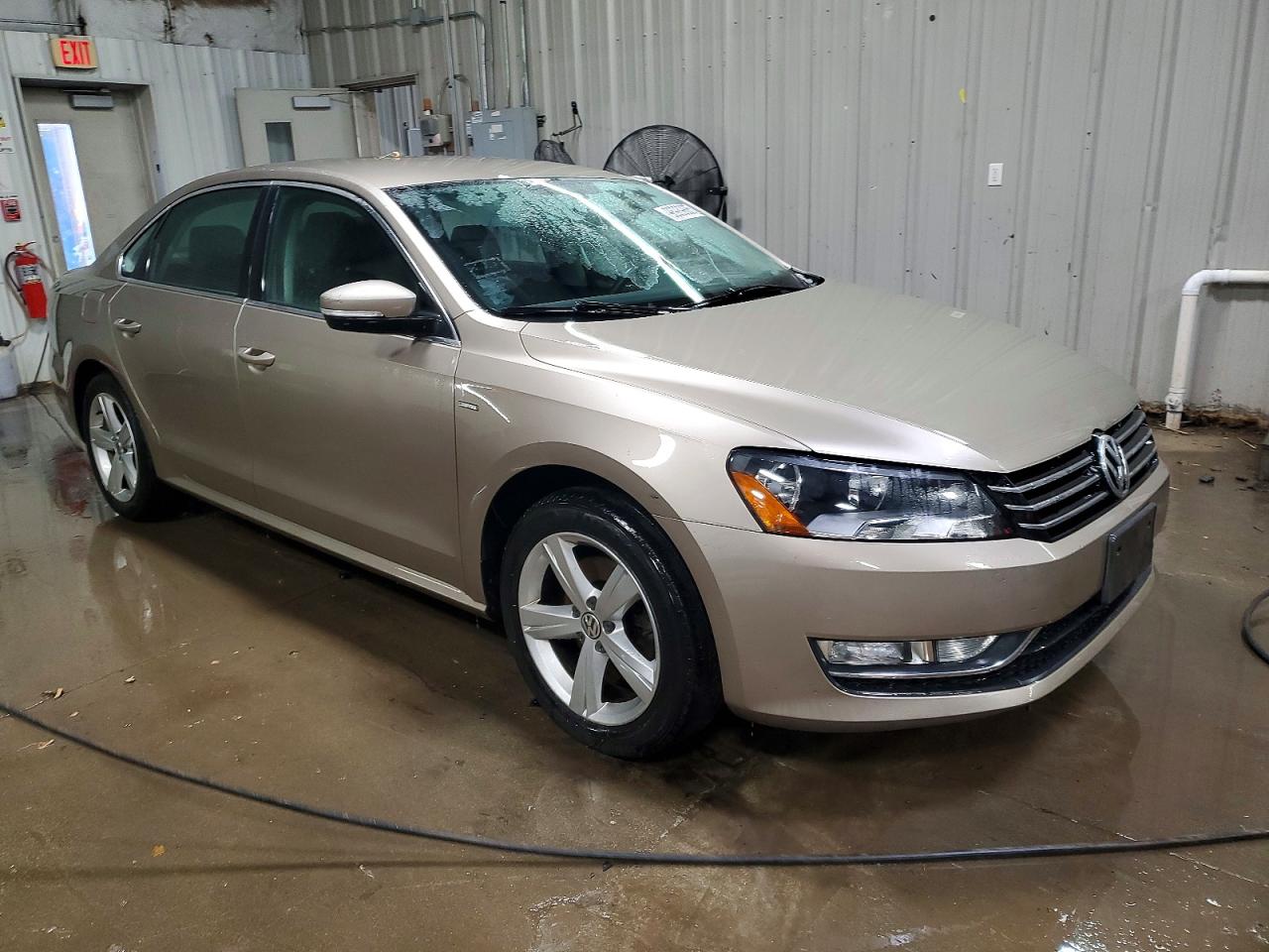2015 VOLKSWAGEN PASSAT S photo 4