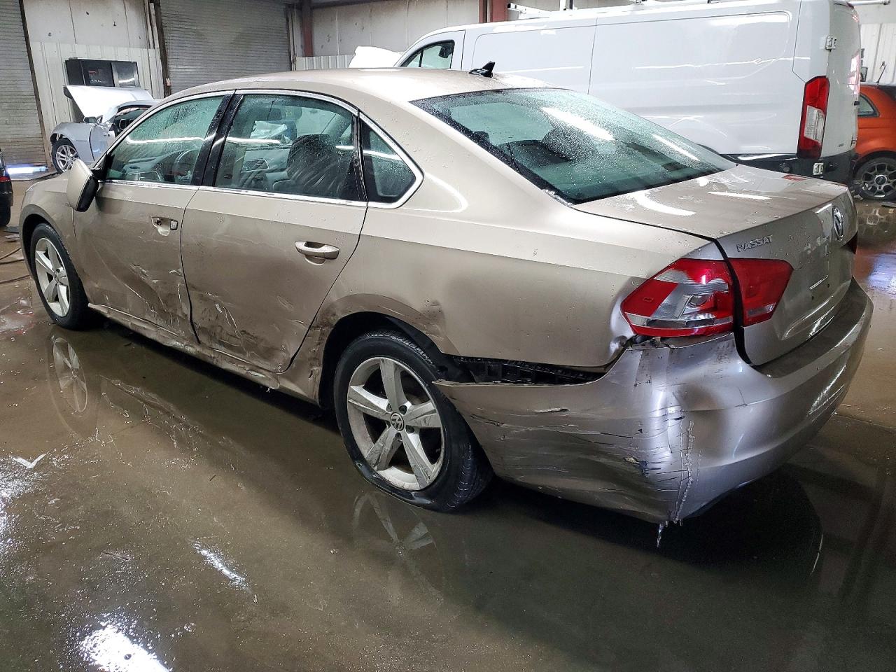 2015 VOLKSWAGEN PASSAT S photo 2