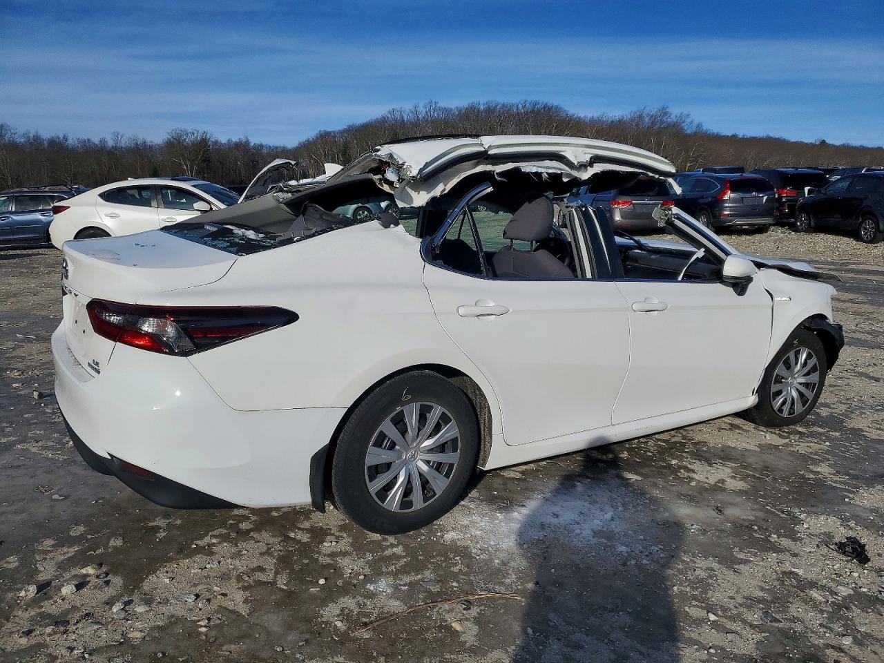 2021 TOYOTA CAMRY LE photo 3