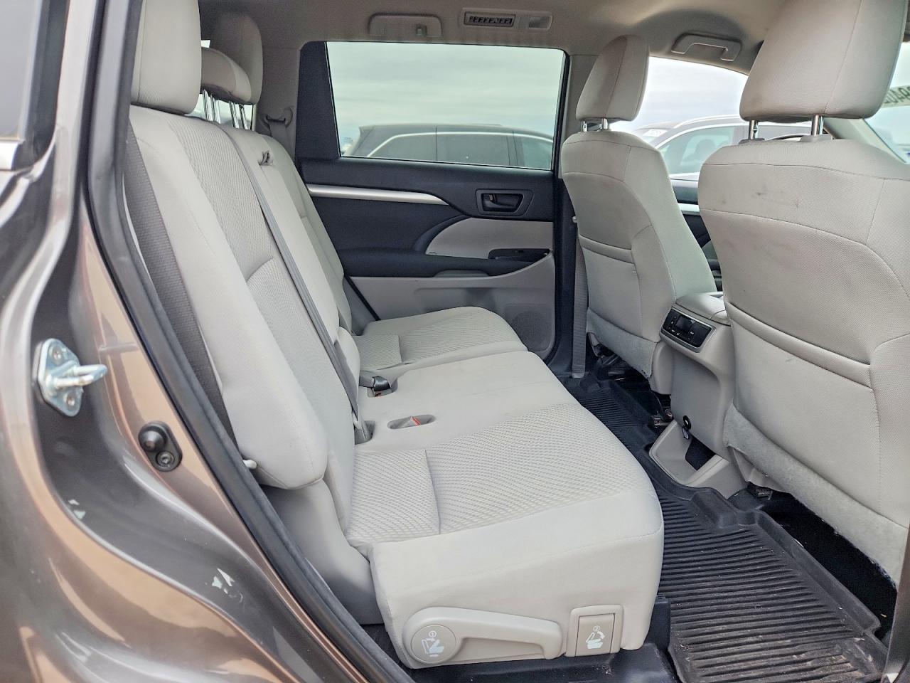 2016 TOYOTA HIGHLANDER LE photo 11