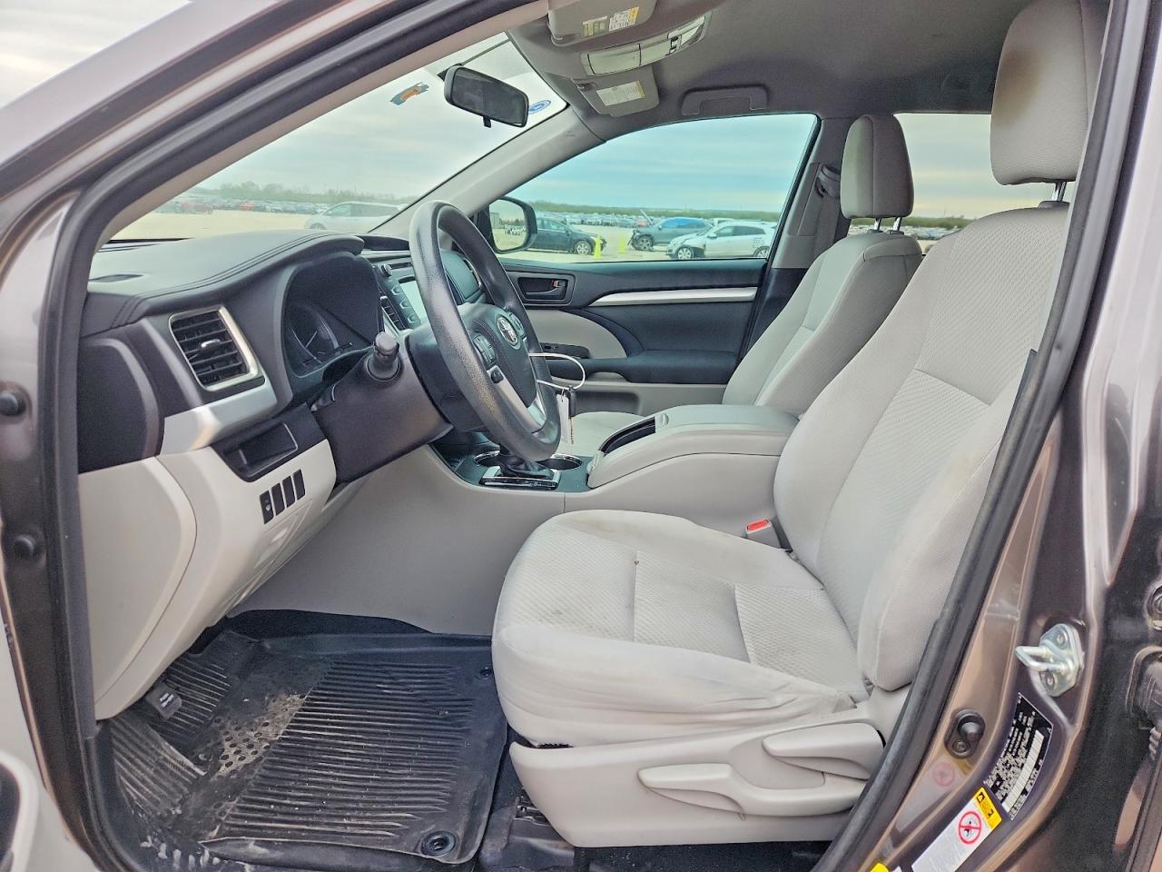 2016 TOYOTA HIGHLANDER LE photo 7