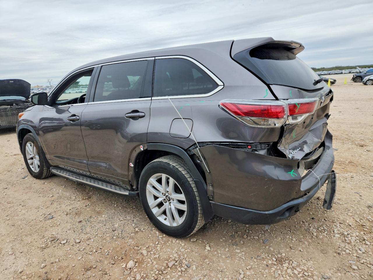 2016 TOYOTA HIGHLANDER LE photo 2