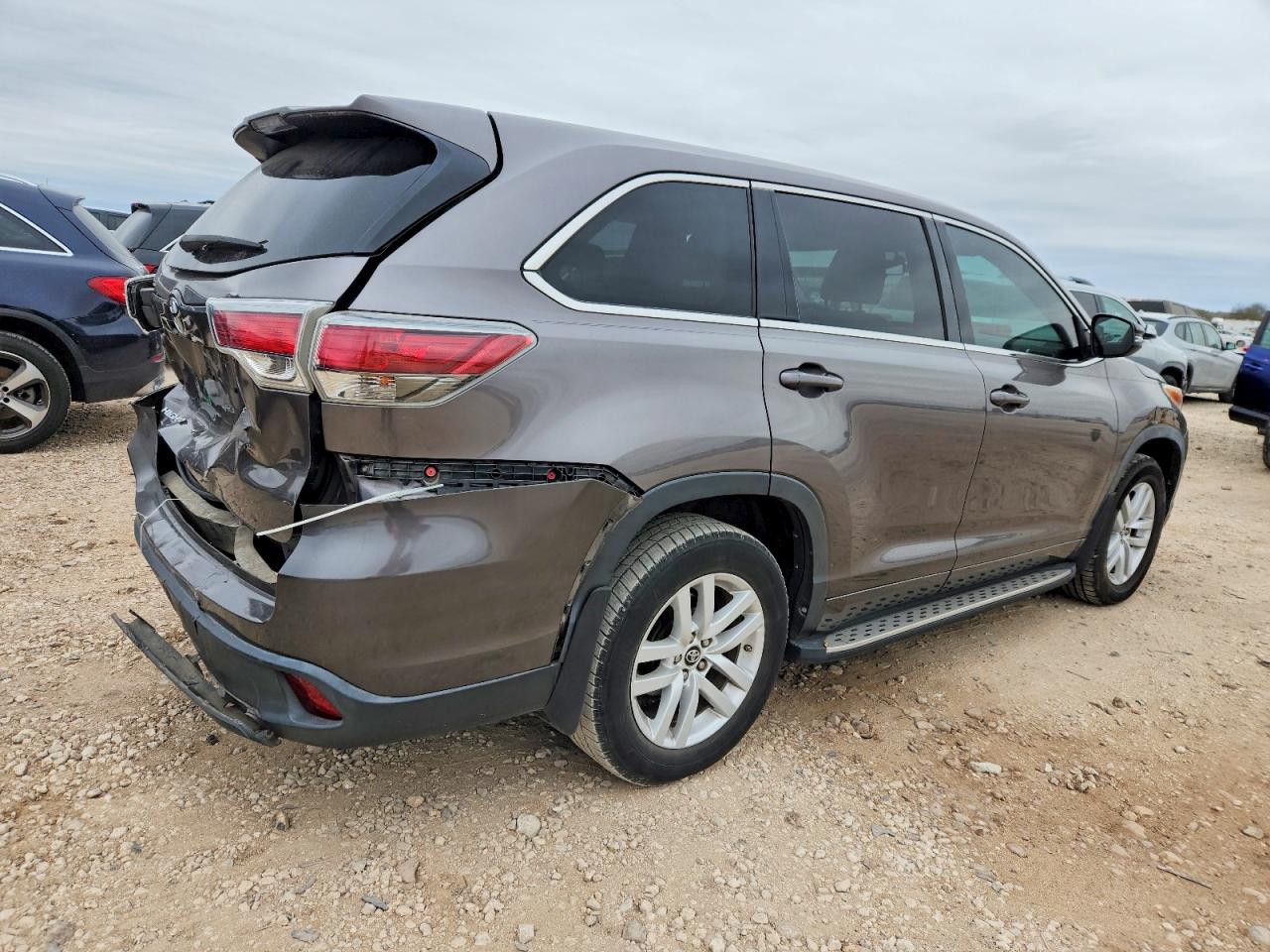 2016 TOYOTA HIGHLANDER LE photo 3