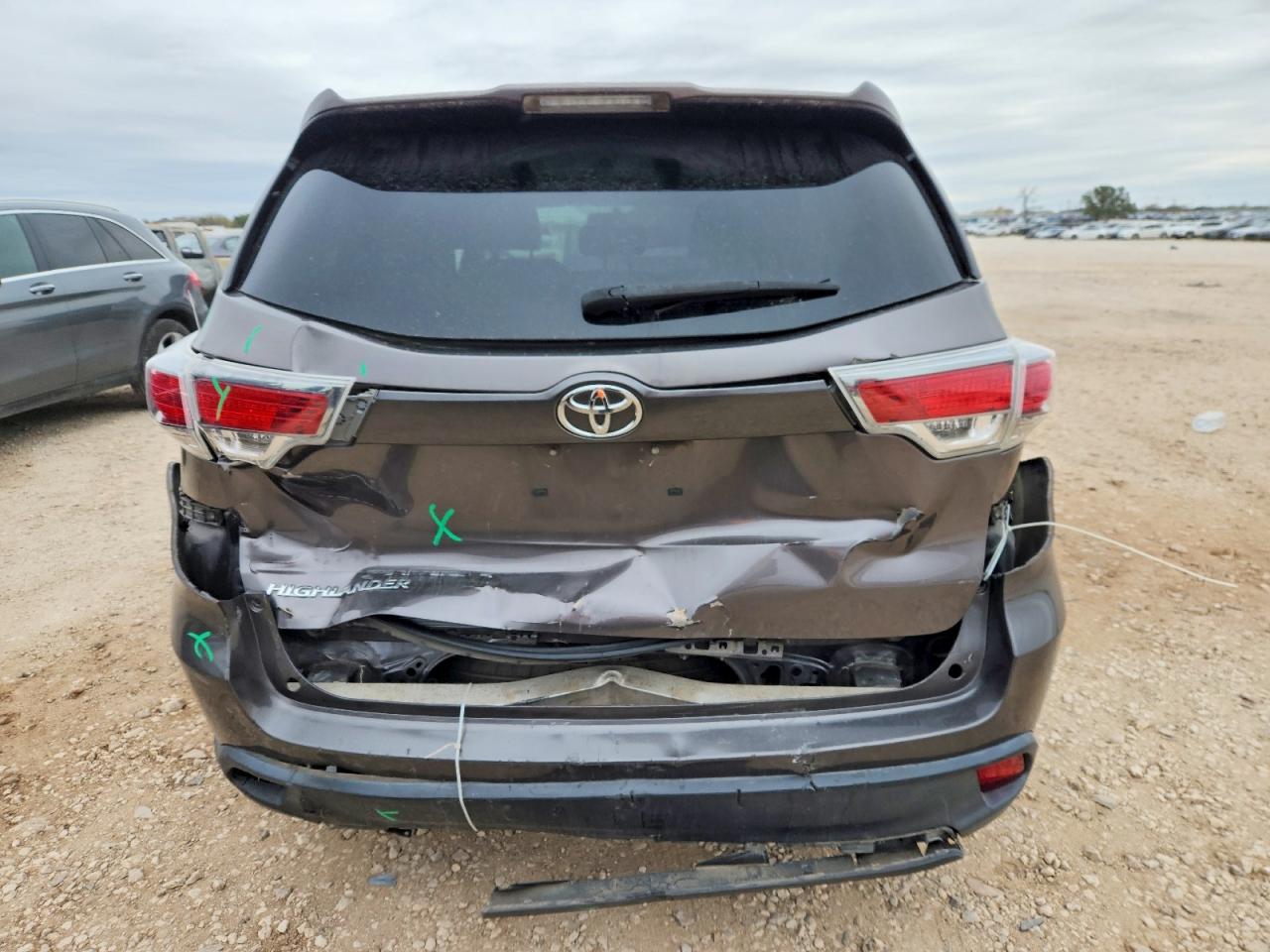 2016 TOYOTA HIGHLANDER LE photo 6