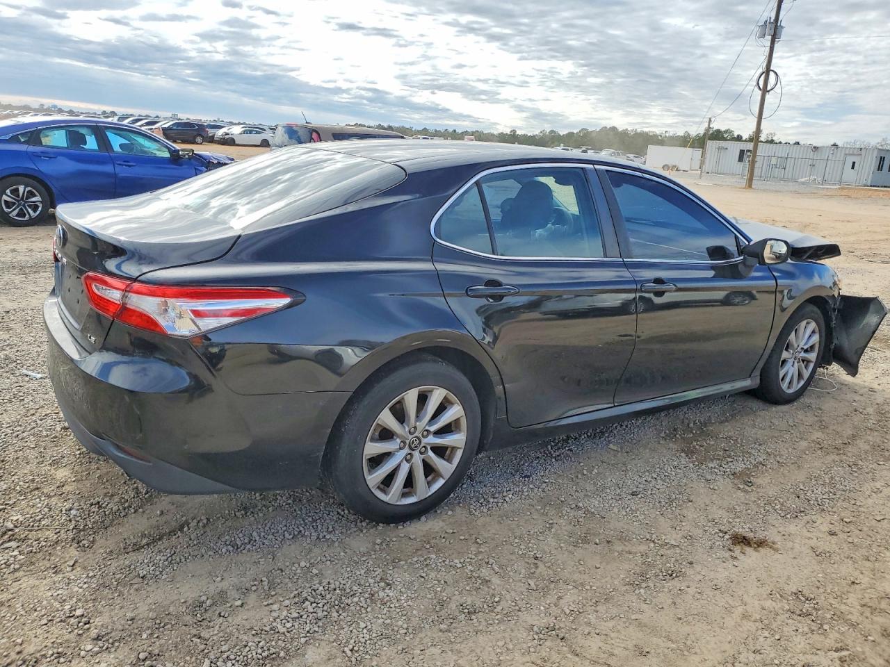 2018 TOYOTA CAMRY L photo 3