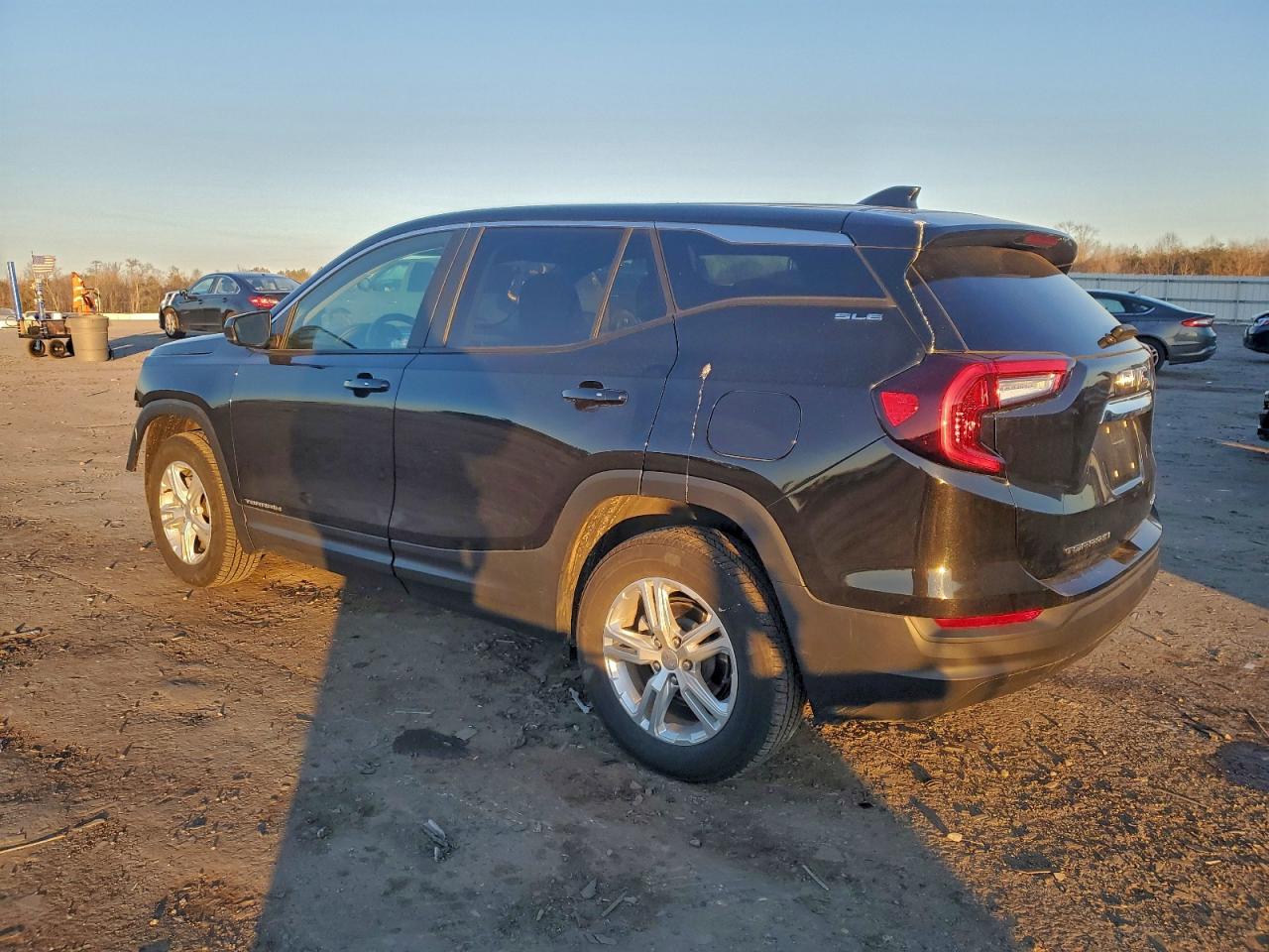 2024 GMC TERRAIN SLE photo 2