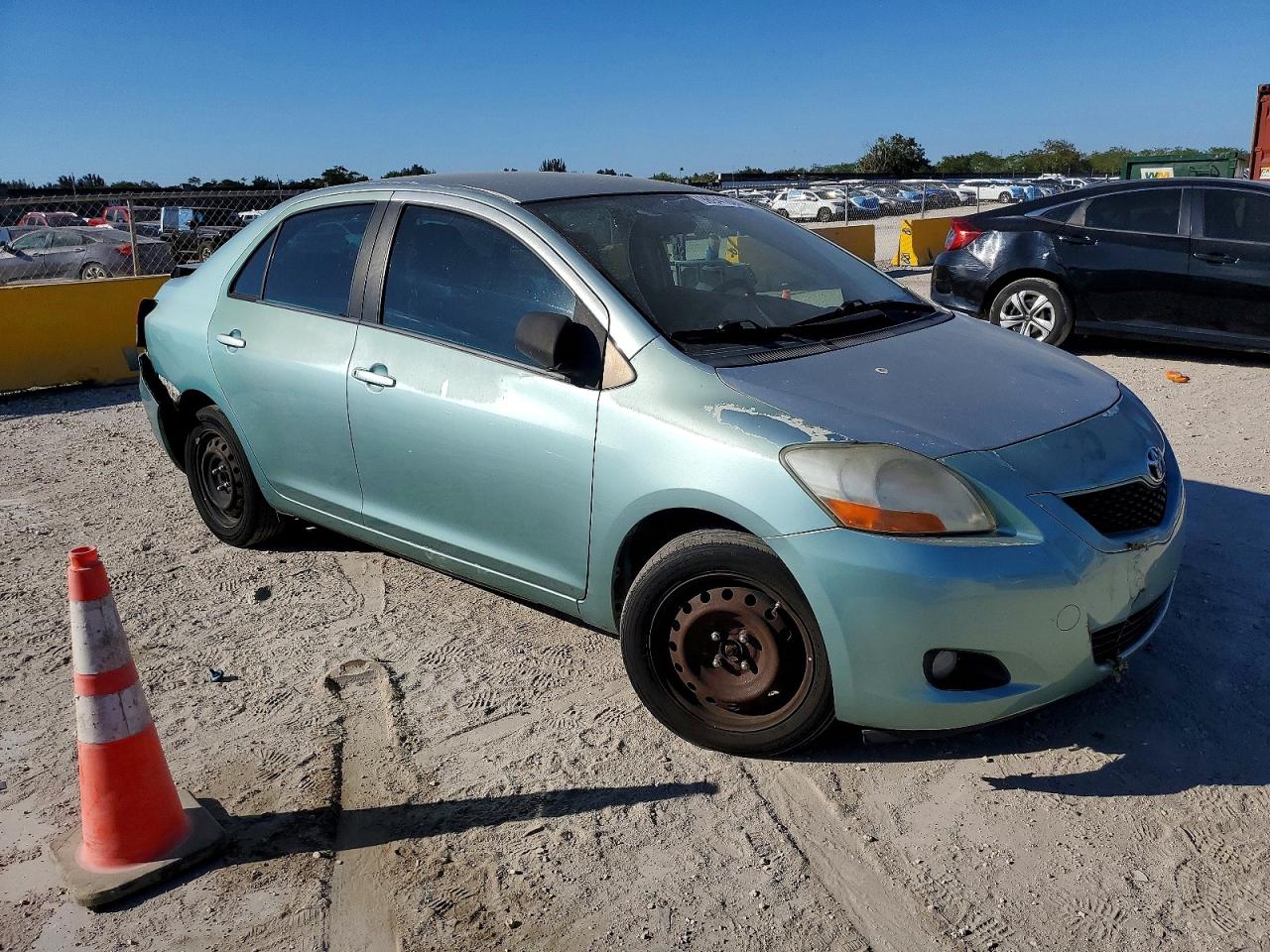 2010 TOYOTA YARIS photo 4