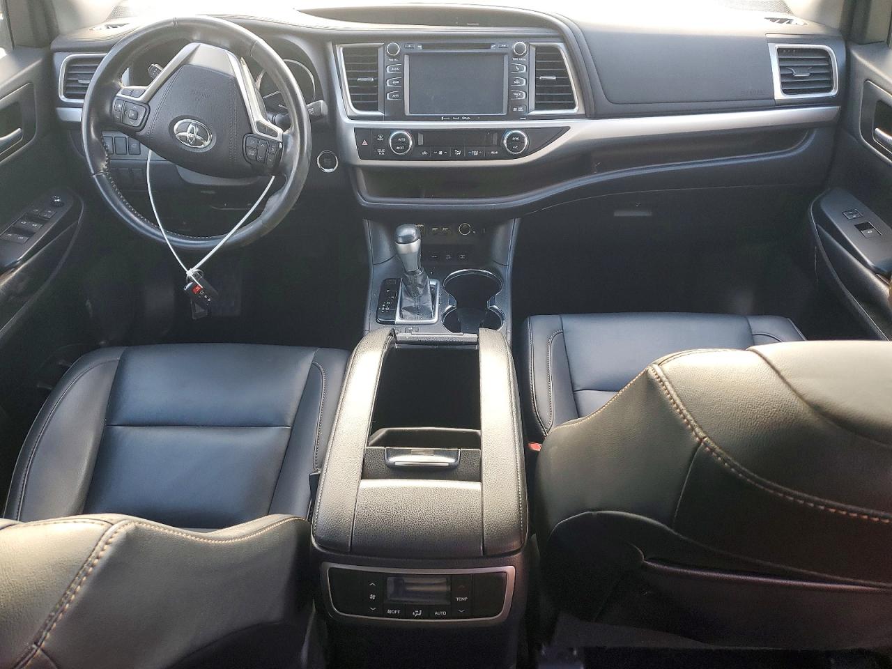 2019 TOYOTA HIGHLANDER SE photo 8