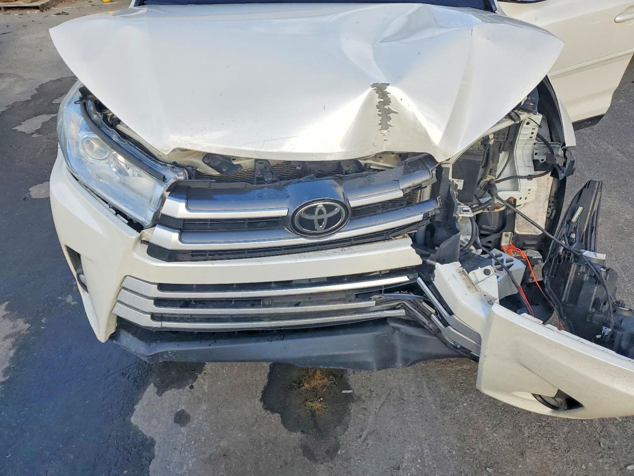 2019 TOYOTA HIGHLANDER SE photo 12