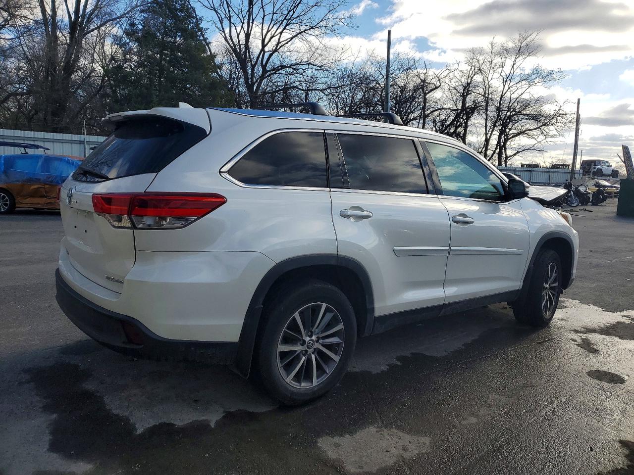 2019 TOYOTA HIGHLANDER SE photo 3