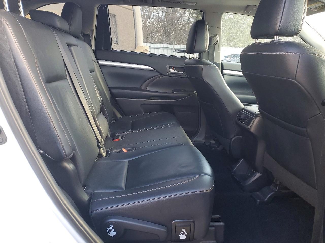 2019 TOYOTA HIGHLANDER SE photo 11