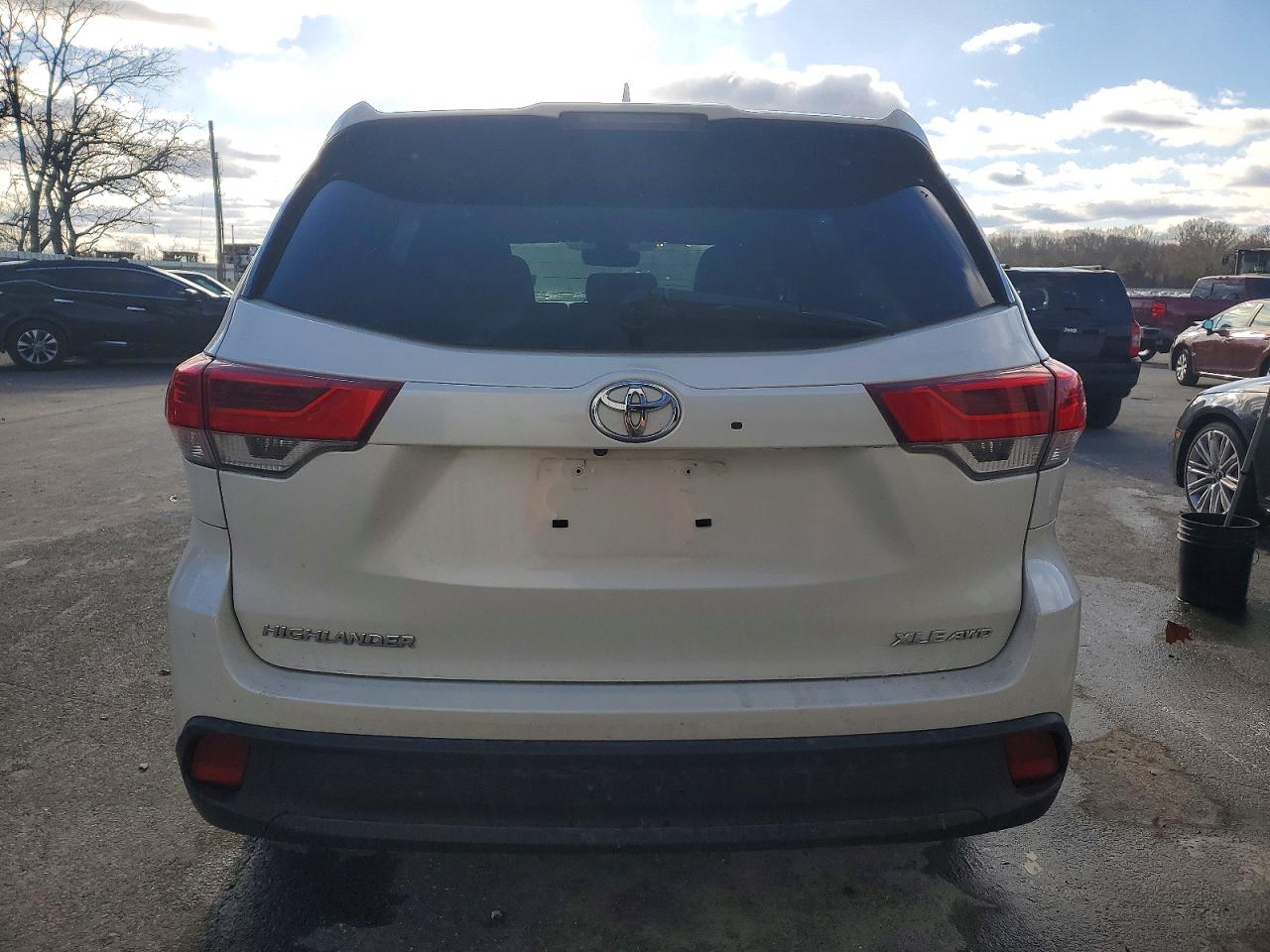 2019 TOYOTA HIGHLANDER SE photo 6