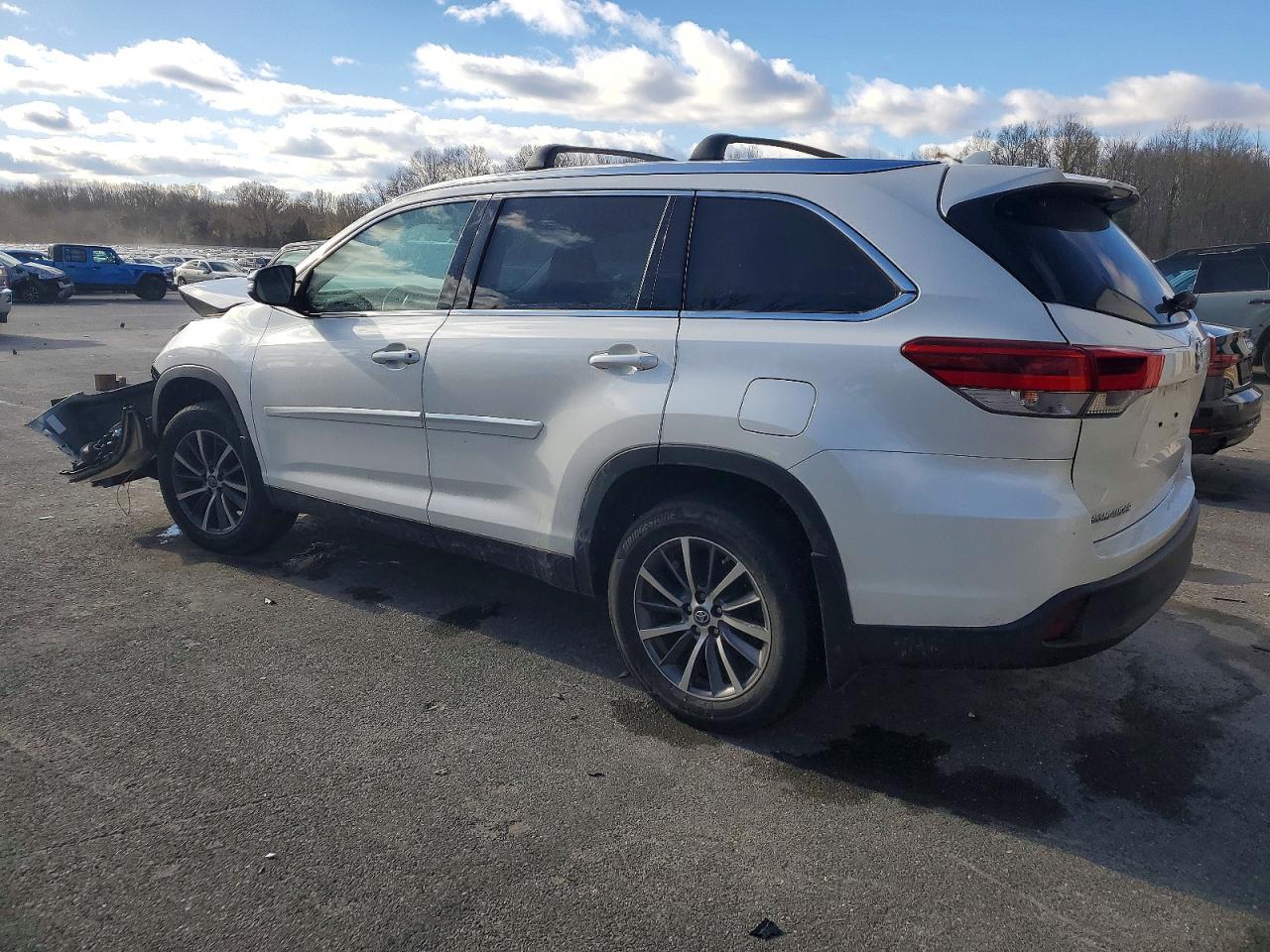 2019 TOYOTA HIGHLANDER SE photo 2